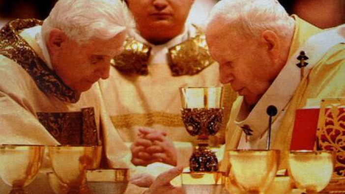 BENEDICTO XVI CONTINUÓ EL LEGADO DE JUAN PABLO II