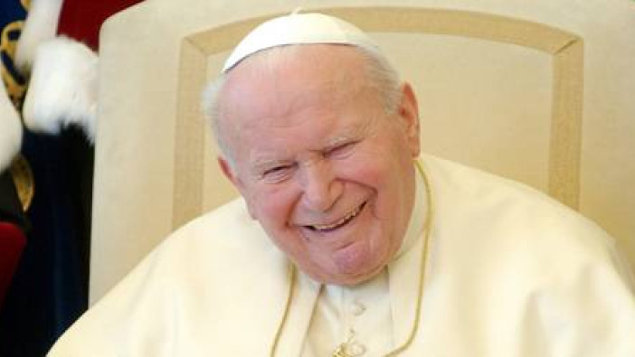 Juan Pablo ll hablando a los jóvenes y a la familia.