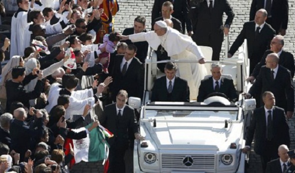  El Papa Francisco reza conmovido ante la Virgen de Aparecida