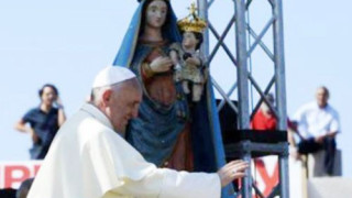 El Santo Padre le reza a  Santa María, Estrella del Mar   